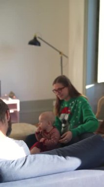 Sıcak ve davetkar bir arkadaş sahnesi. Parlak ve rahat bir yerde birlikte vakit geçiriyorlar.