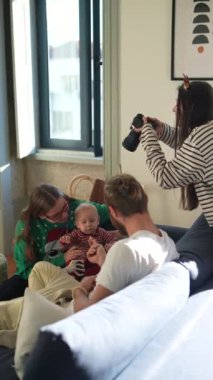 Sevgi dolu bir ailenin sevimli bebekleriyle etkileşim kurduğu, neşe verici bir sahne.