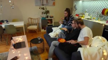 Üç yakın arkadaş evde rahat bir film gecesi geçirirken çeşitli lezzetli atıştırmalıkların tadını çıkarıyorlar.