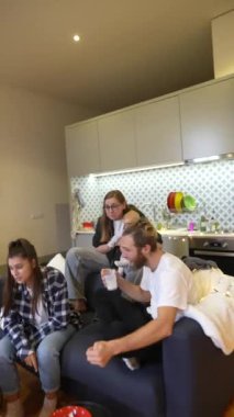 Sıcak ve samimi bir aile sahnesinde yetişkinler şık bir yaşam alanında bebekle güzel vakit geçiriyorlar.