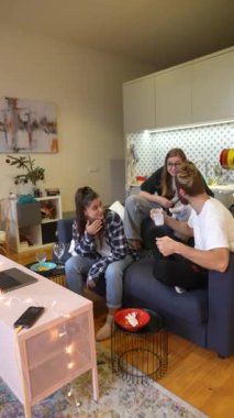 Üç arkadaş birbirlerinin yanında rahatlar, rahat bir yaşam alanında keyifli bir anın tadını çıkarırlar.