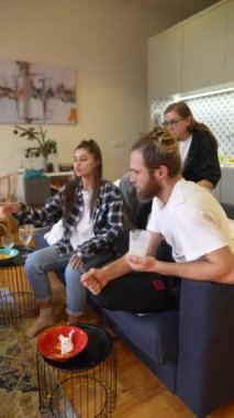 Arkadaşlarla rahatlatıcı bir akşam, harika bir film izlemek ve birlikte gülerken atıştırmalıkların tadını çıkarmak.