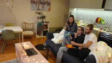 Rahat ve neşeli bir grup birey şık bir oturma odasında birlikte hoş ve iç açıcı bir anın tadını çıkarıyorlar.