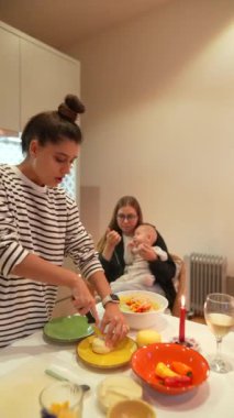 Yürek ısıtan bir mutfak sahnesi yemek pişirmenin, aile birlikteliğinin ve hatırlanmaya değer anların özünü gözler önüne seriyor.