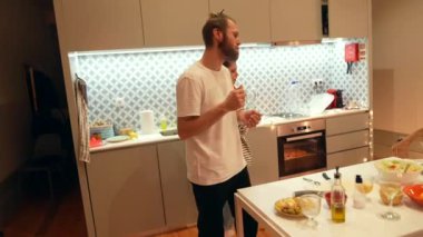 Taze malzemelerle çevrili şık bir mutfak ortamında gündelik bir yemek anının tadını çıkarıyorum. Gerçekten enfes.