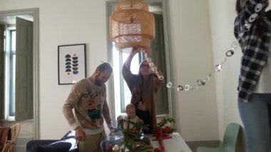 Neşeli ve eğlenceli bir grup aktivitesi neşeli bir kutlama etkinliği için aydınlık ve iyi dekore edilmiş bir odada gerçekleşiyor.