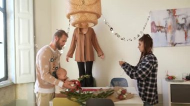 Yaratıcılığa ve neşeye ilham veren eşsiz dekor ve eğlenceli düzenlemelerin yer aldığı tuhaf bir kapalı mekan sahnesi.