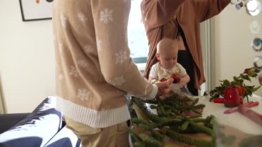 Sıcak ve neşe dolu bir aile anı güzel bir Noel ağacını, rahat bir evde bir çocukla süslemek için harcanıyor.