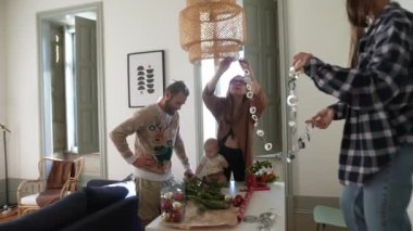 Neşeli bir aile, yaratıcılık, oyunculuk ve canlı dekorasyonlarla dolu kaliteli vakit geçirmekten hoşlanır.