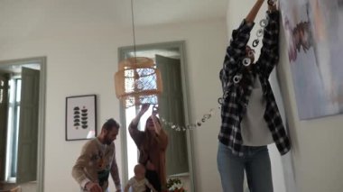 Neşeli bir aile evlerini dekore eder. Neşeli ruhlarını neşelendirecek eşsiz dekorasyonlarla güçlendirir.