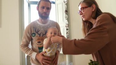 Aileler ve sevimli bebekleri arasında sıcak bir yerde özel aile bağlarını ön plana çıkaran sevgi dolu bir an.