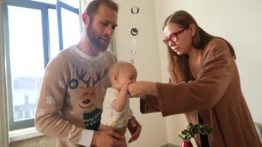 Çok mutlu bir an. Sevimli bebekleriyle birlikte kutlanan mutlu bir aileyi yakalıyorlar.