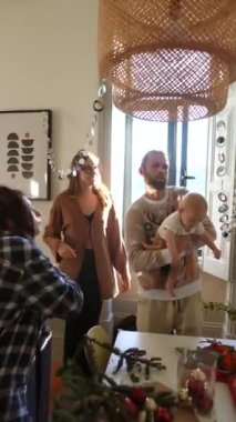 Sıcak bir aile anı güzel bir şekilde sergileniyor. Sevimli bir bebekle keyifli bir toplantı. Sıcak bir ortamda.