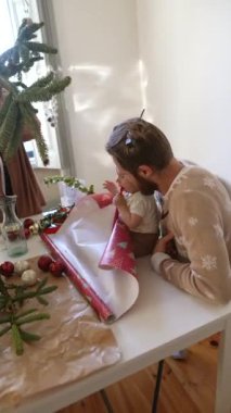 Aile üyeleriyle dolu keyifli ve keyifli bir tatil sahnesi, eşsiz ve renkli süslemeler sergileniyor.