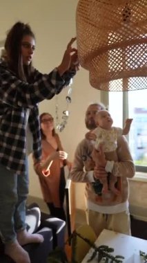 Kapalı mekanda, aile ve arkadaşlar arasında sanatsal dekorla eşleştirilmiş eğlenceli etkileşimler gösteren özel bir an.