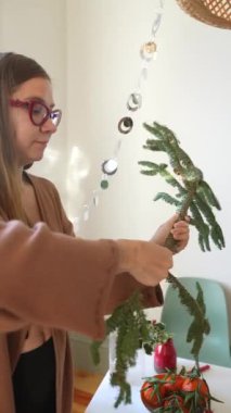 Bir birey doğal malzemelerden sanatsal eşyalar yaratıyor, yaratıcılık ve tatil ruhu sergiliyor.