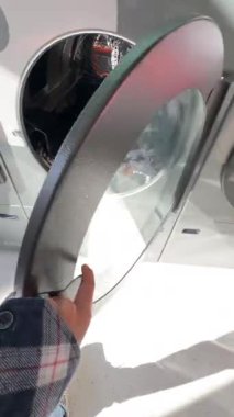 Çamaşır makinesinde dönen, renkleri ve kıyafetlerin dokularını gösteren canlı bir görüntü..