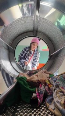 Sıradan bir çamaşır gününde çamaşır makinesinin içinden, günlük yaşamı gösteren eşsiz ve ilginç bir bakış açısı.