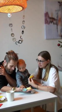 Sevgi dolu bir aile birlikte çok güzel vakit geçirir. Bebekleriyle keyifli ve neşeli anlar paylaşırlar.