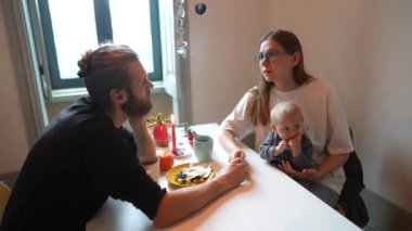 Sevgi dolu bir aile kahvaltı masasının etrafında toplanır. Sevimli bebekleriyle gülücükler, neşe ve kahkahalar paylaşırlar.