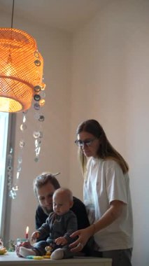 Sevimli bir bebekle neşeli bir aile toplantısı. Sevgi, neşe ve beraberliğin özel anlarını kutluyoruz.