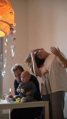 Sıcak ve samimi bir kutlama etkinliği sırasında bir bebekle sevgi dolu bir aile anı.