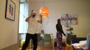 Bir kişi büyüleyici bir sanal gerçeklik deneyiminden zevk alırken, diğeri şık bir yaşam alanında gözlemliyor.