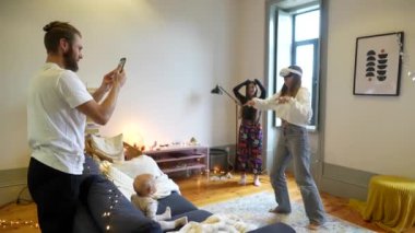 Neşeli ve iç açıcı bir aile bağı. Parlak, şık bir oturma odasında güzel bir şekilde çekilmiş.