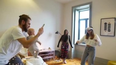 Sanal gerçeklikle, kahkahalarla ve neşeyle, şık ve misafirperver bir ortamda eğlenceli bir grup gezisi yapın.