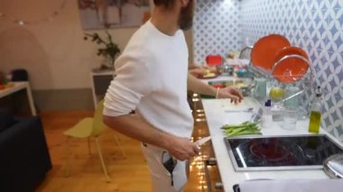 Yetenekli bir şef, modern bir mutfakta taze sebzeler hazırlar. Yaratıcılık ve aşçılık uzmanlığı sergiler.