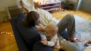 Bir anne ve bebeği arasındaki hassas bir etkileşim, sıcak bir yuva ortamında sevgi ve bağları yakalıyor..