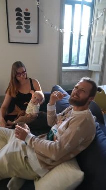 Bir aile, sevgi dolu aydınlık ve rahat bir yaşam alanında birlikte hoş vakit geçirmekten zevk alır.
