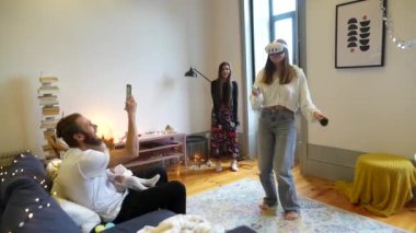 Neşeli ve neşeli bir an. Yakın arkadaşlar, kahkahalar ve sevinçle dolu kapalı bir yerde eğleniyorlar.