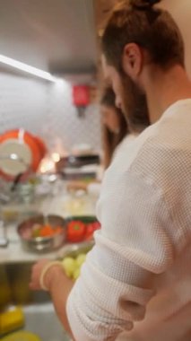 Bir birey şık, modern bir mutfak ortamında lezzetli yemekler hazırlamakla meşgul.