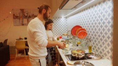 Bir çift birlikte yemek yapmayı, takım çalışmasını ve mutfak ortamında yaratıcılığı sergilemeyi seviyor..