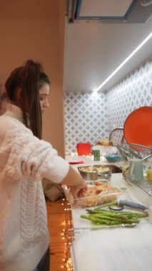 Becerikli bir insan şık, modern bir mutfakta leziz yemekler hazırlar. Mutfaktaki yaratıcılığını gösterir.