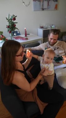 Ebeveynler bebekleriyle sıcak ve davetkar bir ortamda neşeyle meşgul olurken, sevgi dolu ve unutulmaz aile zamanları başlar.