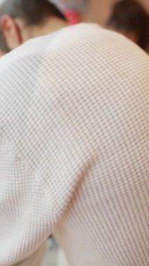 Parlak, modern bir mutfak ortamında renkli malzemeler hazırlayan iki birey.