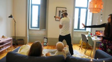 Dans eden bir ailenin neşeli anlarını yakalamak ve sıcak ve rahat bir yaşam alanında mutlu bir şekilde iletişim kurmak.