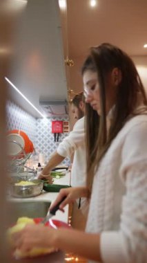 Bir çift şık bir mutfakta takım çalışmalarını ve yeteneklerini ön plana çıkaran lezzetli bir yemek hazırlıyor.