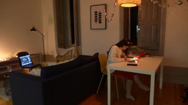 Kendini işine adamış bir birey, modern dekorun yer aldığı rahat ve aydınlık bir odada tamamen işine odaklanmış olur.