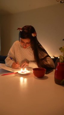 Yaratıcı yazılar ile dolu güzel, huzurlu bir an. Yumuşak, sıcak mum ışığıyla aydınlatılmış.