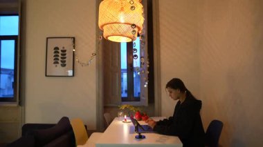 Şık bir ışıklandırma ve üretkenliğe olanak sağlayan sakin bir ortam sunan rahat ve davetkar bir çalışma alanı