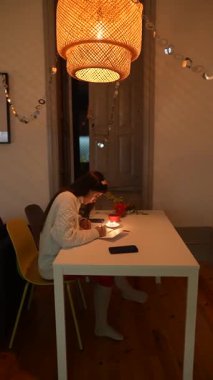 Huzurlu ve huzurlu bir çalışma alanı. Sıcak, davetkar ışıklarla aydınlatılmış. Odaklanmış çalışma oturumları için ideal.