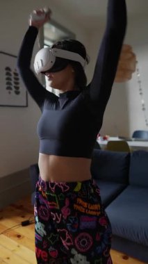 Bir insan sıcak, kapalı bir atmosferde heyecan verici bir sanal gerçeklik deneyiminin tadını çıkarırken kendini tamamen kaptırır.