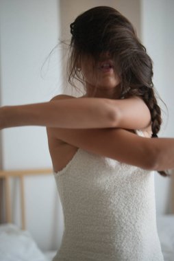 Huzurlu ve huzurlu bir an. Nefis dantelli bir elbise giymiş güzel bir kadın. Zarafet saçıyor.