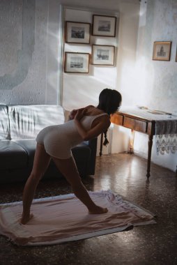 Güzel sanatsal bir ortamda esnekliğe odaklanan huzurlu ve huzurlu bir yoga anı.