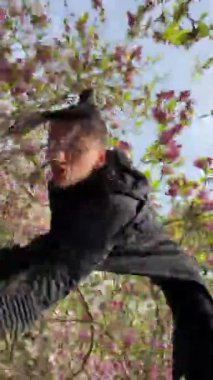 Neşeli bahar çiçekleri arasında neşeli, enerjik ifadeleri yakalarken neşeli bir yolculuğa çıkın.