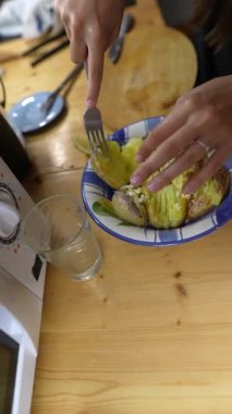 Yetenekli bir aşçı lezzetli bir yemek hazırlar, taze malzemeler ve yenilikçi yemek teknikleri sergiler.