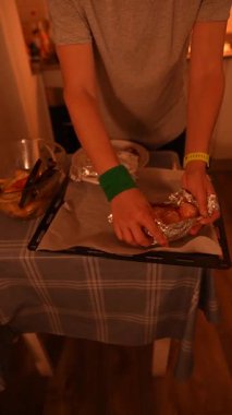 Bir insan, rahatlık ve neşe dolu sıcak ve davetkar bir mutfakta ağız sulandırma konusunda uzmandır.